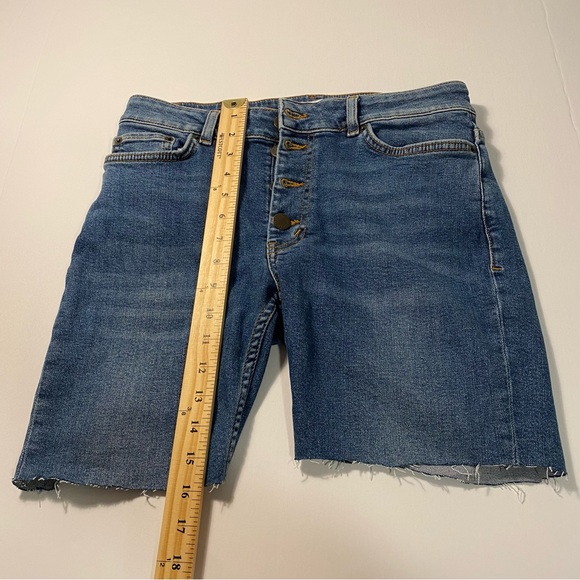& Other Stories Los Angeles Atelier Blue Asymmetrical Hem Jean Shorts - Picture 2 of 12